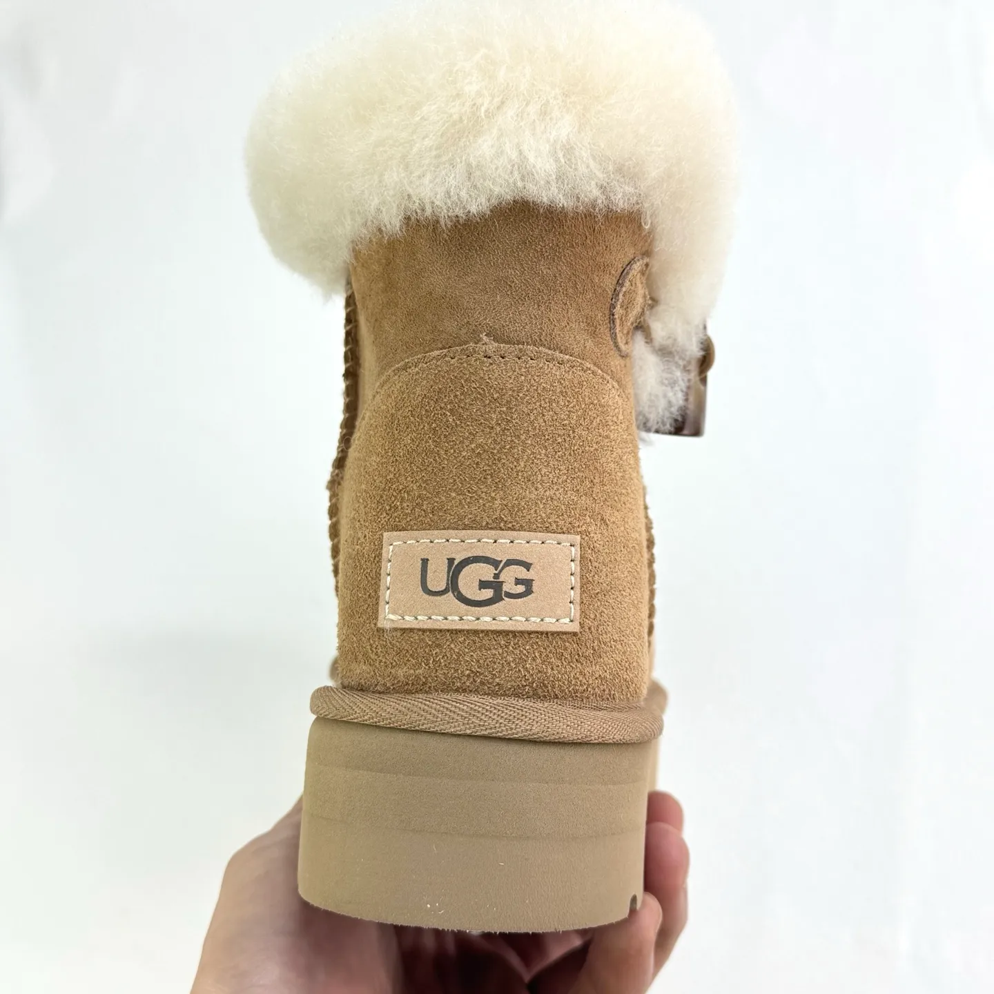 Pick up locally 💰480 The core recommendation is good price. The platform’s foreign trade is exclusive to UGG Classic Short II horn buckle women’s snow boots 1118816 Produced by the ten-year-old brand shoemaking factory production line. Pay attention to every detail. Longfeng A-grade genuine sheep fur is integrated. Completely built in accordance with the ZP process. Size: 35 36 37 38 39 40